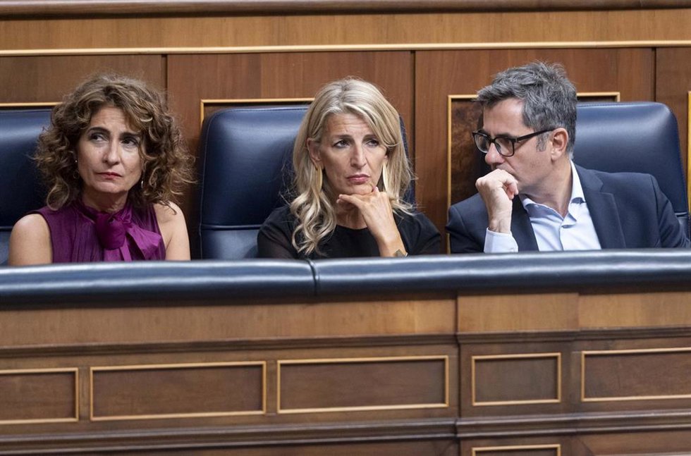 (I-D) La vicepresidenta primera, María Jesús Montero; la vicepresidenta segunda y ministra de Trabajo, Yolanda Díaz y el ministro de Presidencia, Félix Bolaños, durante una sesión plenaria en el Congreso, a 11 de septiembre de 2024, en Madrid (España).
