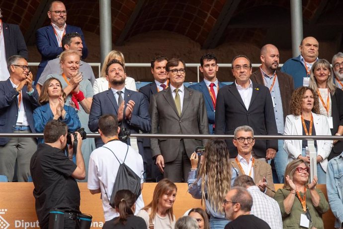 El presidente de la Generalitat, Salvador Illa, el presidente del Parlament, Josep Rull, y el alcalde de Tarragona, Rubén Viñuales, en el Concurs de Castells de Tarragona