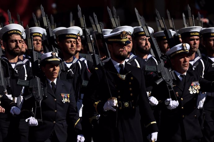 Archivo - Guardiamarinas de la Armada desfilan durante el acto solemne de homenaje a la bandera nacional y desfile militar en el Día de la Hispanidad, a 12 de octubre de 2022, en Madrid (España). 