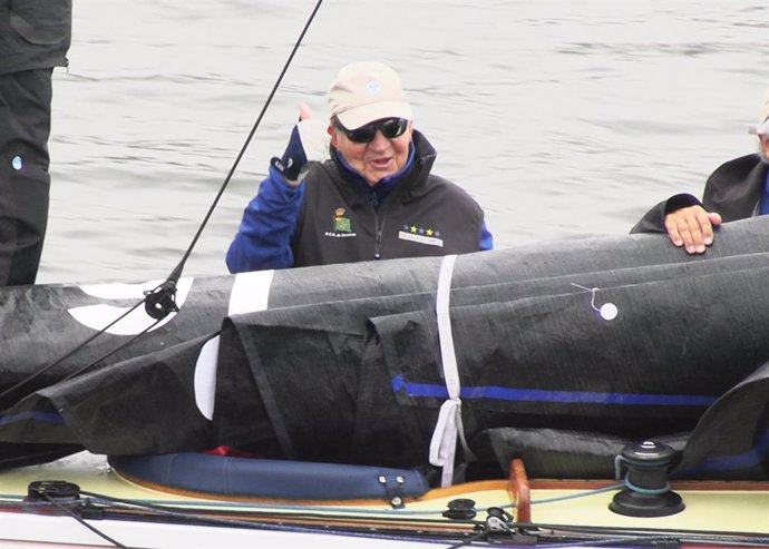 O Rei Juan Carlos embarca no porto deportivo, a 30 de setembro de 2024, en Sanxenxo (España).