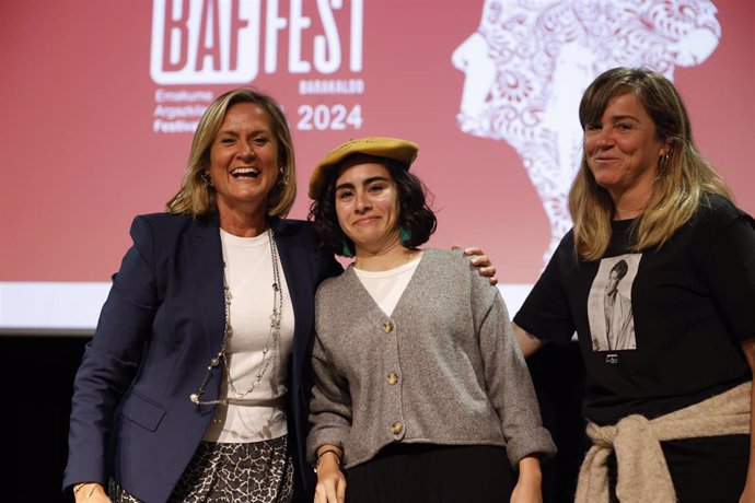 La alcaldesa de Barakaldo, Amaia del Campo, y la concejal de Cultura, Nerea Cantero, con la ganadora de la Txapela Amarilla del IX Baffest, Fernanda del Barrio.