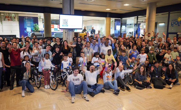 Acto de entrega de las 15 bicicletas de Hiberus a la Fundación Ozanam.