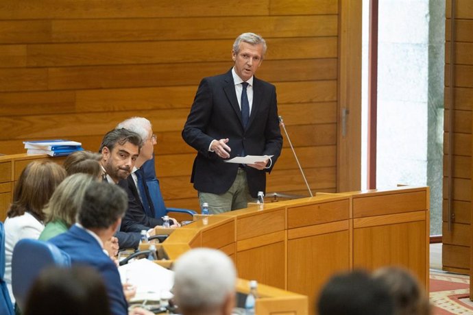 Archivo - O presidente da Xunta, Alfonso Rueda, responde a preguntas no Parlamento de Galicia.