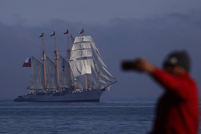 Valparaiso, 5 de octubre de 2024 Paso del Buque Escuela Esmeralda por el borde costero, previo a su recalada, en el marco de su 68 Viaje de Instruccion de Guardiamarinas y Marineros Sebastian Cisternas/ Aton Chile