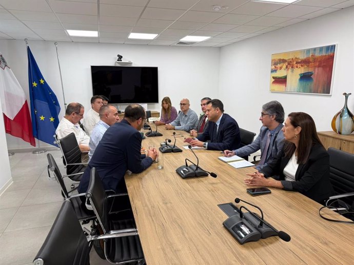 El director general del Agua, José Sandoval, durante la reunión que ha mantenido con representantes del Gobierno de Malta dentro del acuerdo suscrito con el Gobierno regional