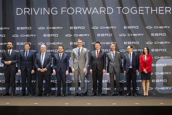 Archivo - El CEO de Ebro, Pedro Calef (2i); el ministro de Industria, Jordi Hereu (3i); el president de la Generalitat, Pere Aragonès (4i); el presidente del Gobierno, Pedro Sánchez (c); el vicegobernador de la provincia china de Anhui, Shan Xiangqian (4d