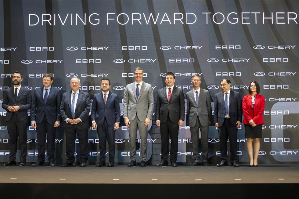 Archivo - El CEO de Ebro, Pedro Calef (2i); el ministro de Industria, Jordi Hereu (3i); el president de la Generalitat, Pere Aragons (4i); el presidente del Gobierno, Pedro Sánchez (c); el vicegobernador de la provincia china de Anhui, Shan Xiangqian (