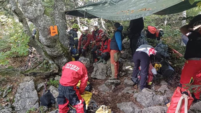 Participantes en el simulacro de rescate en la sima navarra del Bosquete (Larra-Belagua)