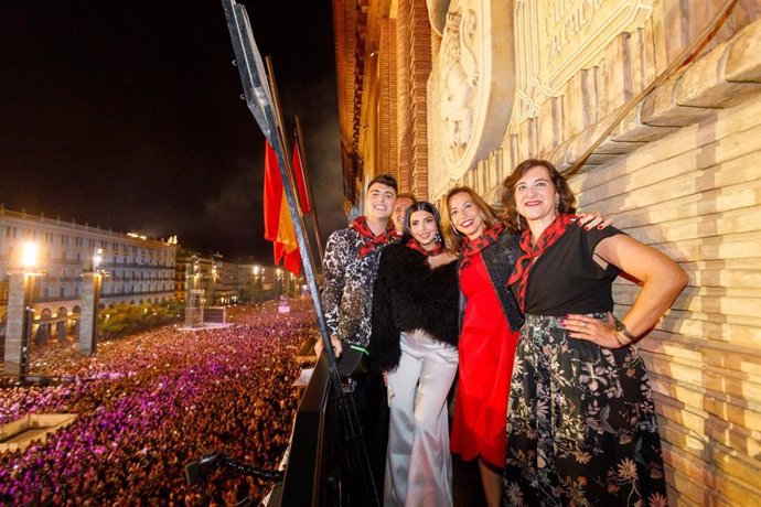 La alcaldesa de Zaargoza, Natalia Chueca, y la consejera municipal de Cultura, Educación y Turismo, Sara Fernández, junto a  los pregoneros de las fiestas del Pilar 2024, Naiara y Juanjo, en el balcón del Ayuntamiento durante el pregón de este sábado 5