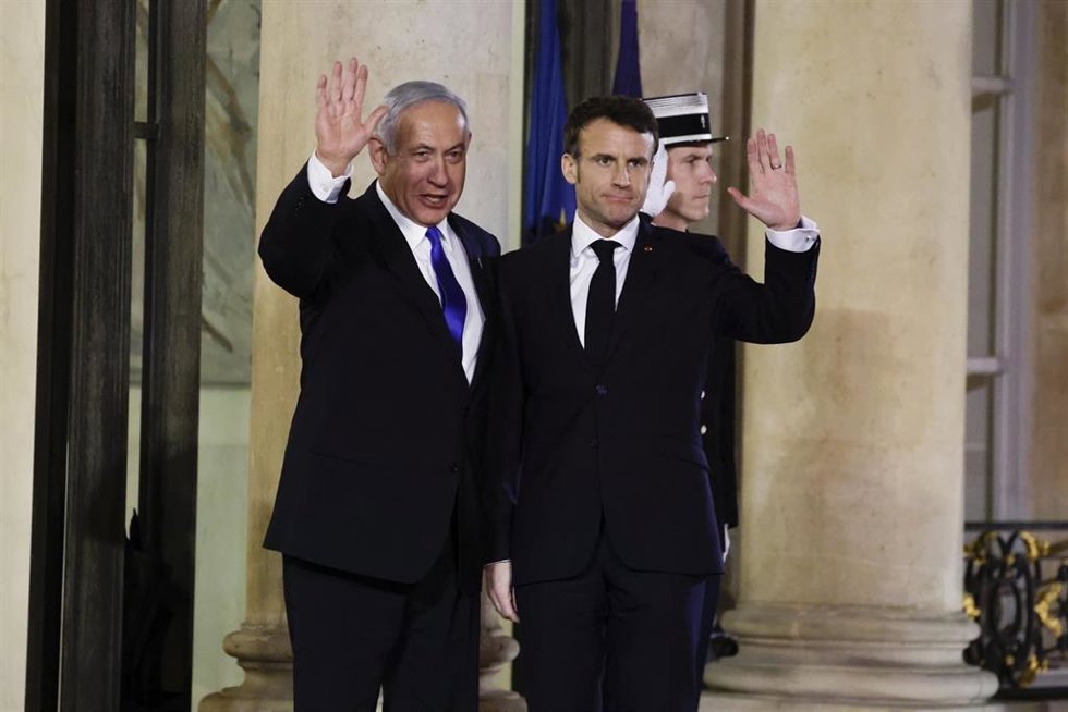 Archivo - Benjamin Netanyahu y Emmanuel Macron
