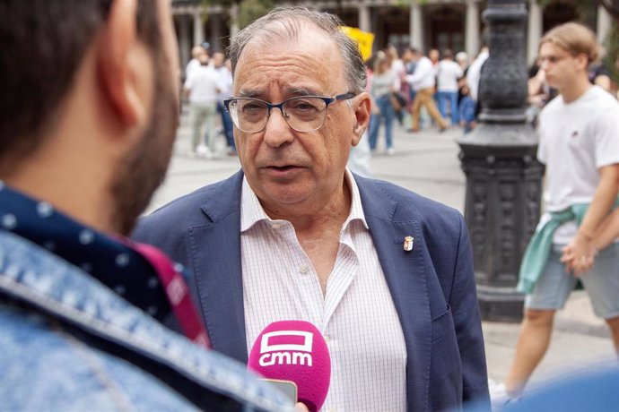 Fernando Mora responde a los medios en la Plaza de Zocodover de Toledo.