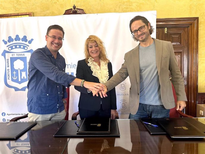 La alcaldesa de Huelva, Pilar Miranda, acompañada del concejal de Cultura y Patrimonio Arqueológico, Nacho Molina; y el presidente de la Asociación Onujazz, Carlos del Canto, en la firma del convenio.