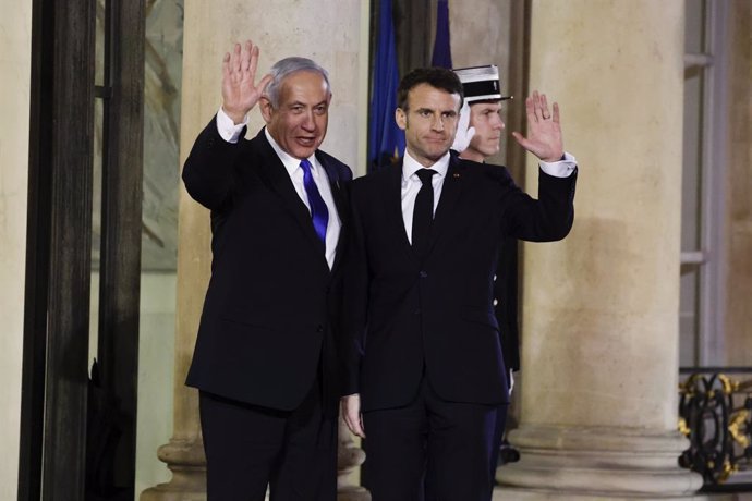 Archivo - PARIS, Feb. 3, 2023  -- French President Emmanuel Macron (R) welcomes visiting Israeli Prime Minister Benjamin Netanyahu at the Elysee Palace in Paris, France, Feb. 2, 2023.