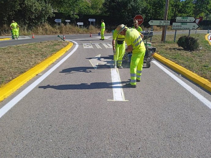 Trabajos de repintado de marcas viales en una carretera de la provincia de Sevilla.