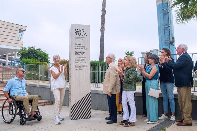 La consejera de Cultura y Deporte de la Junta de Andalucía, Patricia del Pozo, aplaude tras descubrir el monolito en presencia del técnico Juan Antonio Arenas.