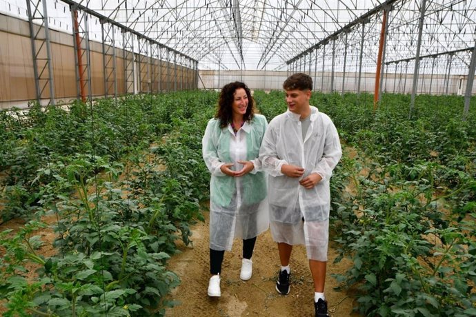 La alcaldesa de Almería, María del Mar Vázquez, junto a un agricultor en un invernadero de la provincia.