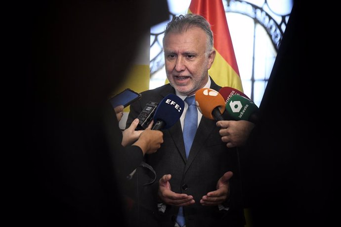 El ministro de Política Territorial y Memoria Democrática, Ángel Víctor Torres, ofrece declaraciones a los medios tras una reunión con el presidente de UNICEF España, en la sede del Ministerio, a 2 de octubre de 2024, en Madrid (España).