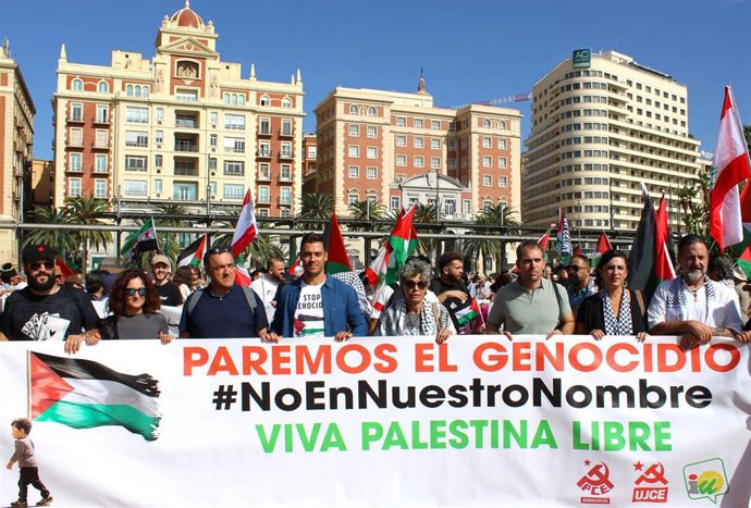 El coordinador general de Izquierda Unida Andalucía y diputado de Sumar en el Congreso, Toni Valero, y la coordinadora provincial de IU Málaga, Toni Morillas, en la manifestación en solidaridad con Palestina.