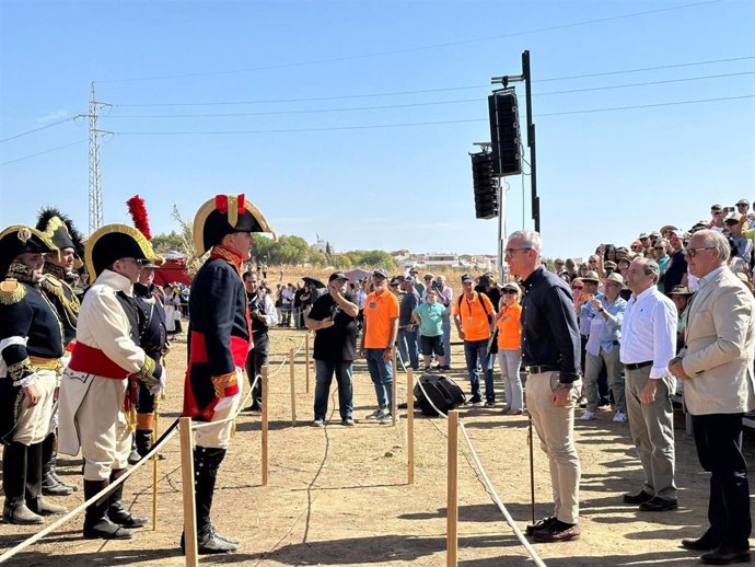 Participantes en la recreación de la batalla frente a las autoridades presentes en el evento.