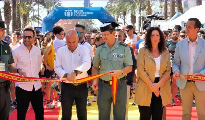 Las autoridades cortan la cinta de la primera Carrera Solidaria de la Guardia Civil de Almería.