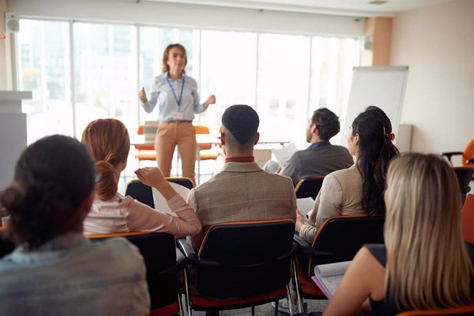 Los aspectos claves de la formación son los de dotar a los docentes de herramientas prácticas y teóricas para la aplicación efectiva de los programas en sus centros educativos.