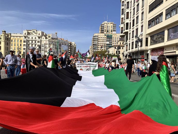 Miles de personas se han concentrado en la ciudad de València para exigir el fin del "genocidio" de Israel en Palestina y ha instado a "dejar de ser cómplices", reclamando el fin de la compra-venta de armas así como todo tipo de relaciones