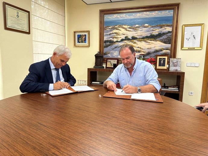 Los presidentes de Caja Rural del Sur y su Fundación, José Luis García-Palacios Álvarez, y de Cooperativas Agro-alimentarias de Andalucía, Fulgencio Torres Moral, firman el acuerdo.