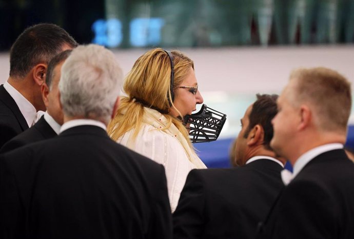 Archivo - 18 July 2024, France, Strasbourg: Diana Iovanovici Sosoaca (C), a Romanian Member of the European Parliament, wears a muzzle in front of her face during a protest at the European Parliament's plenary session. The EU Parliament votes on a second 