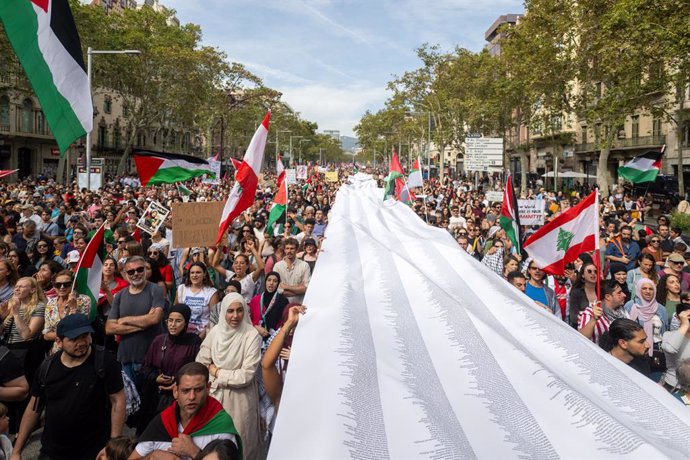 Centenars de persones durant una manifestació en suport a Palestina, a 6 d'octubre de 2024, a Barcelona (Catalunya)