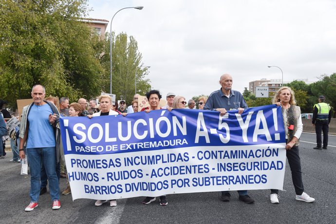 Varias personas durante una manifestación para reclamar el soterramiento de la A-5, en el Paseo de Extremadura, a 6 de octubre de 2024, en Madrid (España).