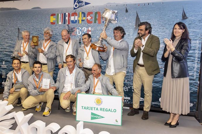 La tripulación del 'Bribon', con el Rey Juan Carlos, campeona de Europa en el Trofeo Xacobeo