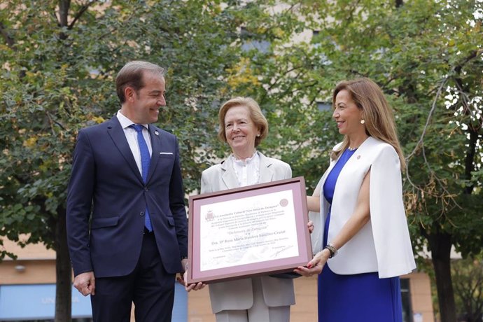 La alcaldesa de Zaragoza, Natalia Chueca, junto a la nueva 'Defensora de Zaragoza', Rosa María Bandrés Sánchez-Cruzat,  doctora en Derecho y primera mujer en haber ocupado el cargo de magistrada del TSJA.