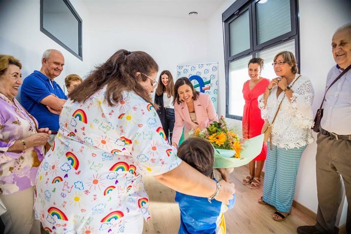 Visita de la alcaldesa de San Fernando al centro Ángel de la Guarda.