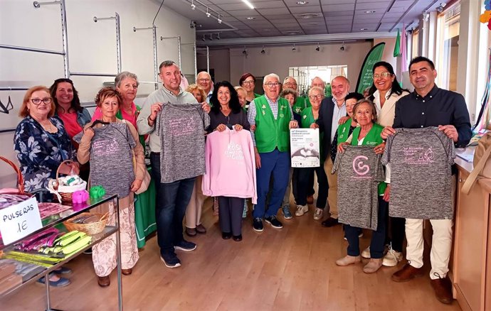 Voluntarios de la AECC posan con la camiseta conmemorativa que se vende a un pecio de ocho euros.