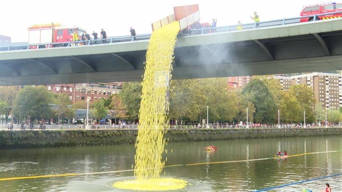 Lanzamiento de los patos desde el Puente Euskalduna