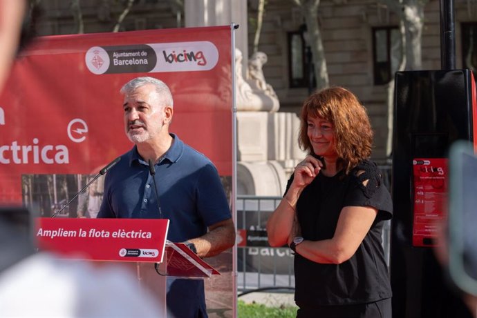 El alcalde de Barcelona, Jaume Collboni, y la primera tenienta de alcaldía, Laia Bonet, en la presentación de la nueva ampliación de la red del Bicing, a 6 de octubre de 2024