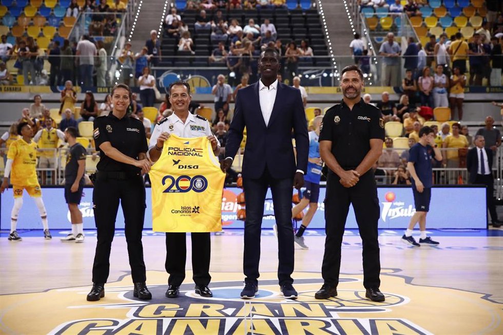 El CB Gran Canaria homenajea a la Policía Nacional por su Bicentenario