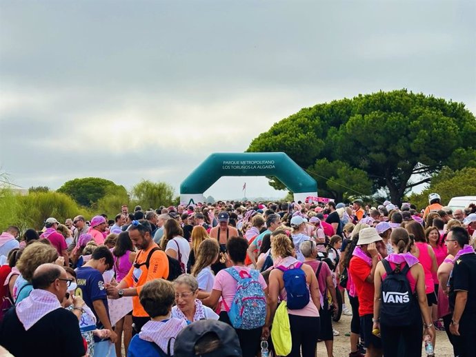 Más de un millar de personas han participado en la VIII Marcha Rosa de El Puerto.