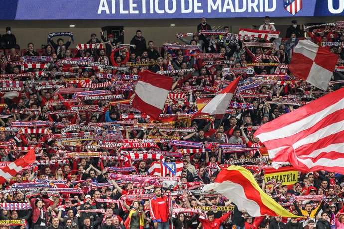 Archivo - Fans of Atletico de Madrid during the UEFA Champions League Quarter Final Leg Two match between Atletico de Madrid and Manchester City at Wanda Metropolitano stadium on April 13, 2022 in Madrid, Spain.