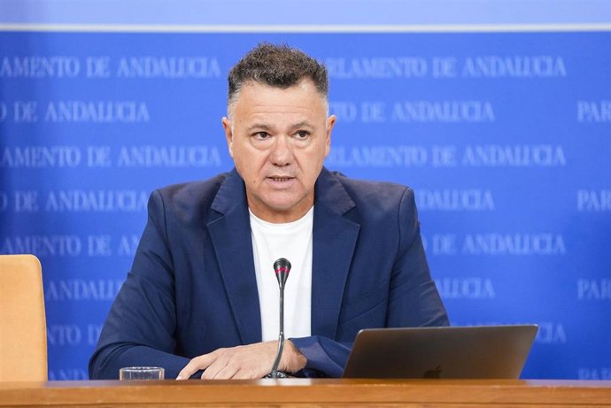 El portavoz adjunto del Grupo Por Andalucía, Juan Antonio Delgado, durante la ronda de ruedas de prensa de portavoces de los grupos parlamentarios en el Parlamento de Andalucía. Imagen de archivo. 