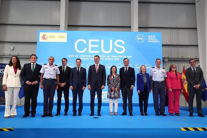 Foto de familia con el presidente Pedro Sánchez durante la inauguración del CEUS de Moguer (Huelva).