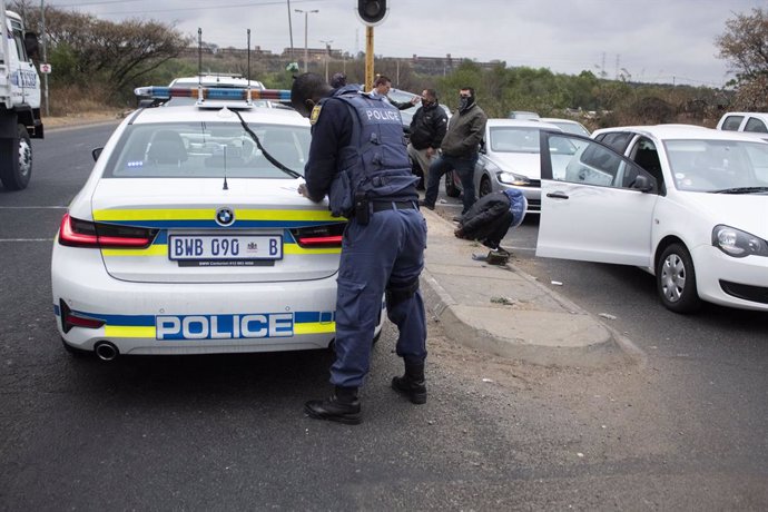 Archivo - July 9, 2021, Pretoria, Gauteng, South Africa: A suspect was arrested by the Gauteng South Africa Police on the spot accused for stealing a car in Pretoria on 07/09/2021