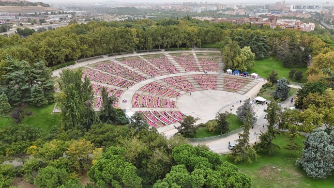 Imagen aérea del evento solidario 'Yoga Solidario' contra el cáncer de mama