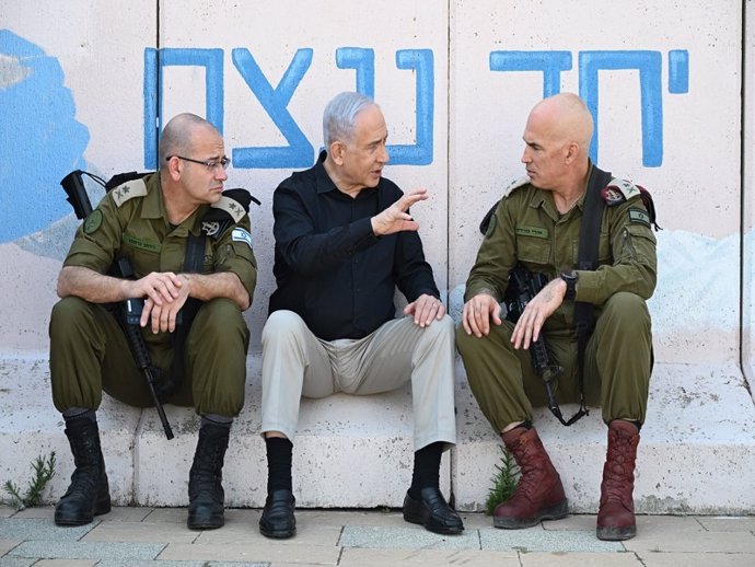 El primer ministro israelí, Benjamin Netanyahu, junto a dos altos mandos de las Fuerzas Armadas de Israel