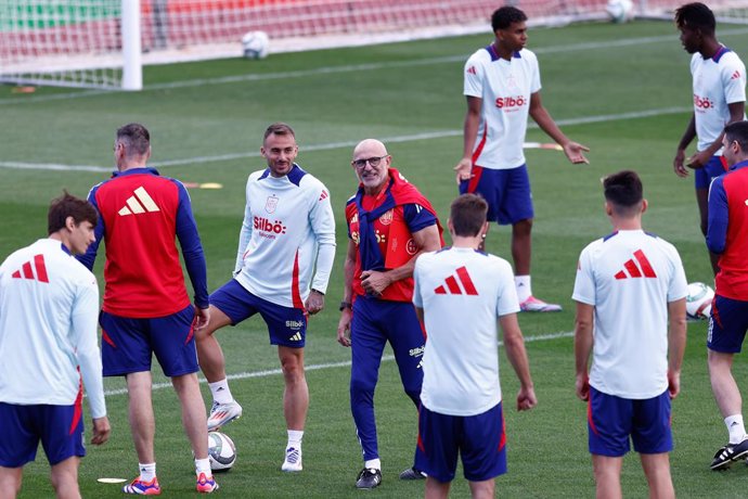 Archivo - Luis de la Fuente looks on during the training session of Spain Team ahead the UEFA Nations League matches against Serbia and Switzerland at Ciudad del Futbol on September 04, 2024, in Las Rozas, Madrid, Spain.