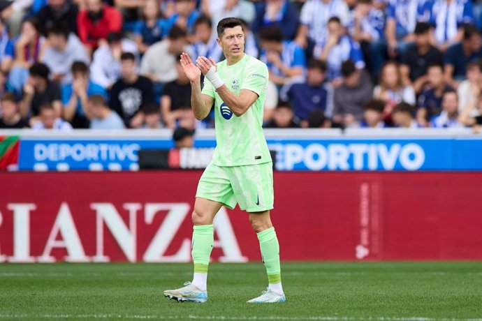 Robert Lewandowski of FC Barcelona celebrates after scoring the team's first goal during the LaLiga EA Sports match between Deportivo Alaves and FC Barcelona at Mendizorrotza on October 6, 2024, in Vitoria, Spain.