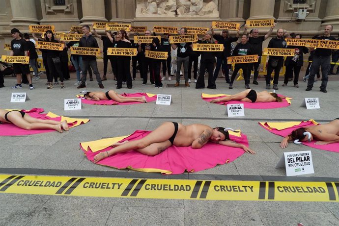 Un momento de la protesta llevada a cabo este domingo en la Plaza del Pilar de Zaragoza en contra de la tauromaquia.