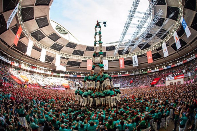 Els Castellers de Vilafranca aixecant un '3 de 10 amb folre i manilles' aquest diumenge