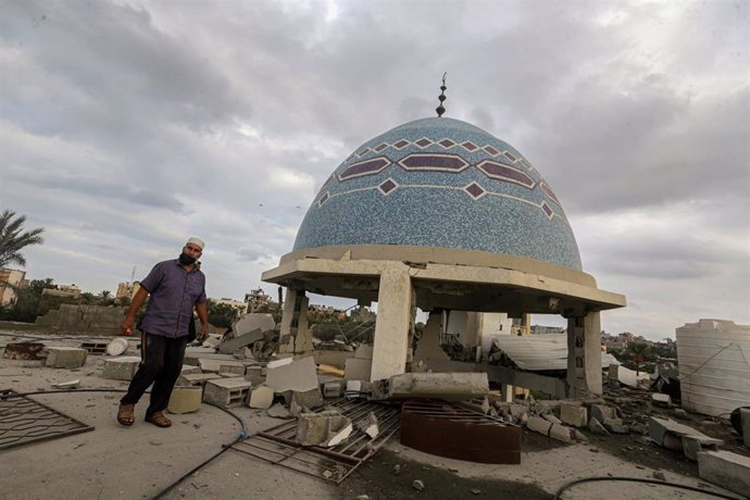 Ataque israelí contra una mezquita en Deir al Balá, en la Franja de Gaza