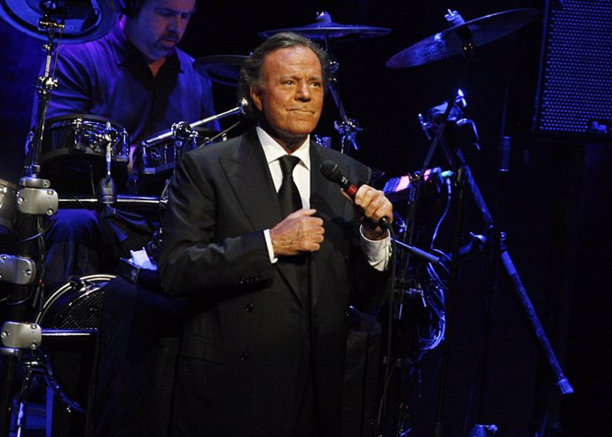 Archivo - Julio Iglesias cumple este domingo 75 años y lo hace en uno de sus mejores momentos profesionales. El cantante ha vuelto a los escenarios con motivo de su 50 aniversario en el mundo de la música, después de un parón de varios años